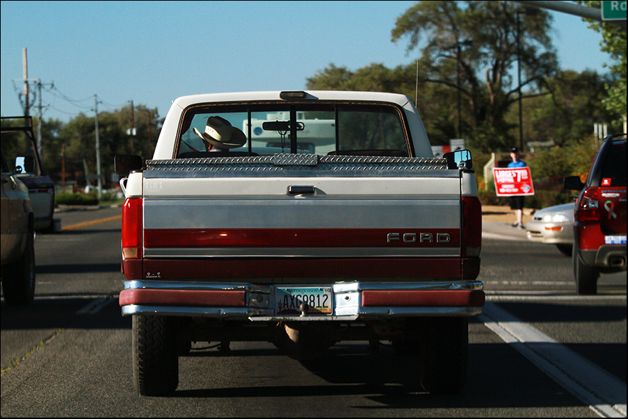 Ford Pickup truck og en mann i cowboyhatt. Blir ikke mer USA enn dette!
